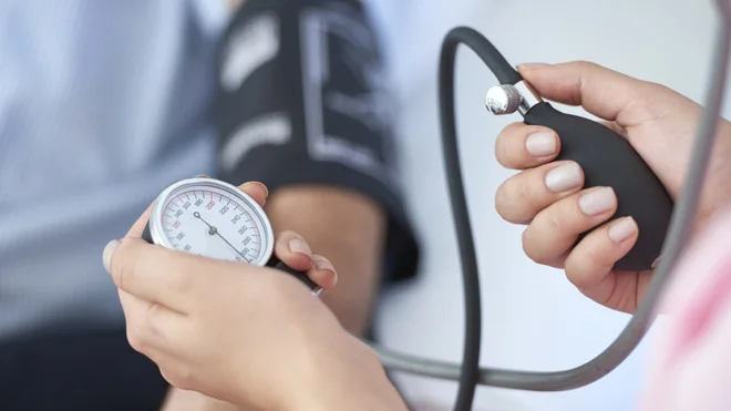 Sprememba življenjskega sloga je temelj zdravljenja po vseh svetovnih smernicah, a je v praksi omejeno učinkovita, ker nasvet strokovnjaka običajno ni dovolj za trajne spremembe. FOTO: Shutterstock
