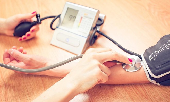 V ambulantah neredko srečamo ljudi z zelo visokim krvnim tlakom, ki so presenečeni, ko vidijo višino pritiska. FOTO: Shutterstock
