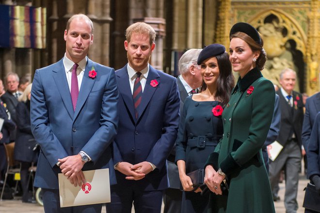 Sprva »krasni štirje«, princ William in Kate Middleton ter princ Harry in Meghan Markle, so zaradi domnevnih nesoglasij polnili strani tabloidnega tiska. Junija lani je Bucking­hamska palača sporočila, da bodo poslej ločeno opravljali dobr