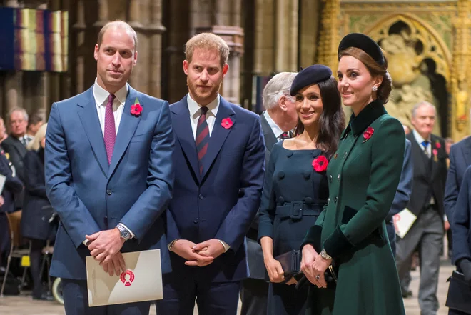 Sprva »krasni štirje«, princ William in Kate Middleton ter princ Harry in Meghan Markle, so zaradi domnevnih nesoglasij polnili strani tabloidnega tiska. Junija lani je Buckinghamska palača sporočila, da bodo poslej ločeno opravljali dobr