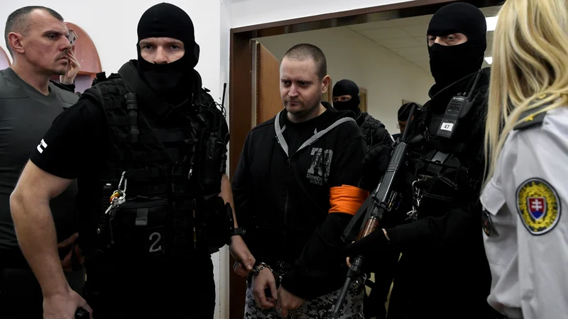 Fotografija: Štirim obtoženim grozi 25 let zapora, če jih bodo spoznali za krive. FOTO: Radovan Stoklasa/Reuters