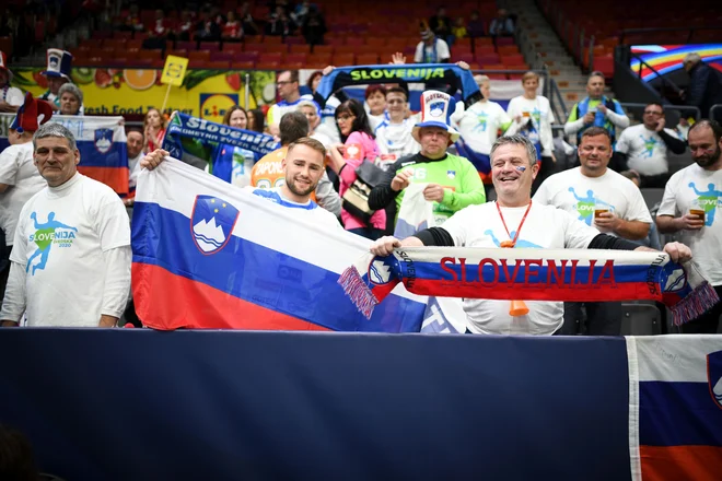 Slovenski navijači v dvorani Scandinavium. FOTO: kolektiff