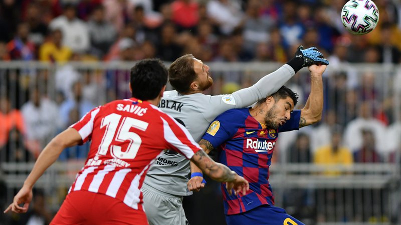 Fotografija: Takole je vratar Jan Oblak uspešno posredoval v akciji Luisa Suareza in doprinesel k porazu Barcelone in slovesu Valverdeja. FOTO: Reuters
