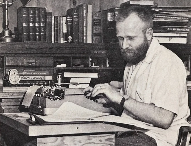 Frank Herbert v svojem pisateljskem kabinetu Foto George Westbeau