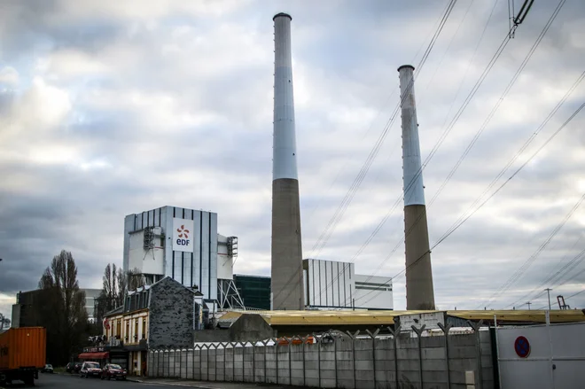 V Franciji zapirajo termoelektrarne na premog. V Le Havru (na sliki) naj bi prenehala obratovati 1. aprila prihodnje leto. FOTO: Lou Benoist/AFP