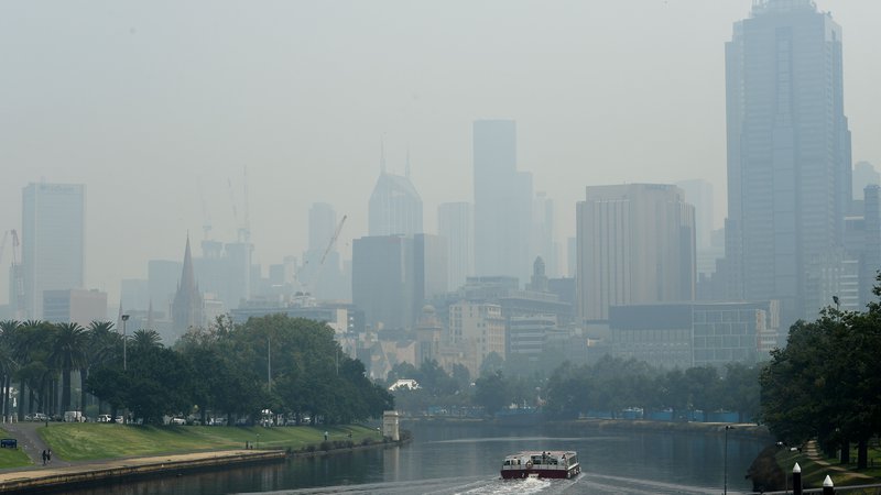 Fotografija: Melbourne je zavit v smog. FOTO: AFP