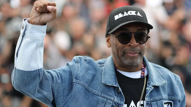 Fotografija: Tako je Spike Lee pozdravil množice v Cannesu pred dvema letoma, ko je tam predstavljal svoj film Črni KKKlanovec. FOTO: Valery Hache/AFP