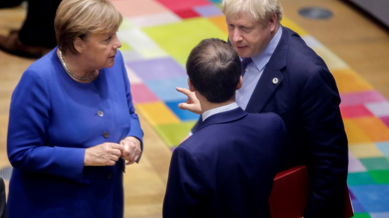 Fotografija: Britanski premier Boris Johnson, nemška kanclerka Angela Merkel in francoski predsednik Emmanuel Macron med oktobrskim vrhom EU v Bruslju. FOTO: Reuters