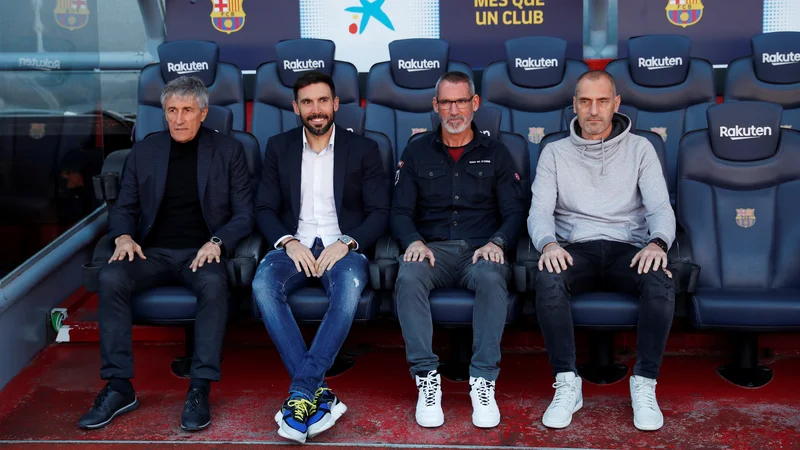 Fotografija: Quique Setien je s svojimi sodelavci že vodil prvi trening na štadionu Camp Nou. FOTO: Reuters