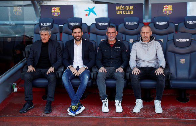 Quique Setien je s svojimi sodelavci že vodil prvi trening na štadionu Camp Nou. FOTO: Reuters