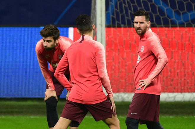 Gerard Pique (levo) in Lionel Messi (desno) sta bila del načrtov, ki jih je javno razkril Barcelonin trener Quique Setien. FOTO: AFP