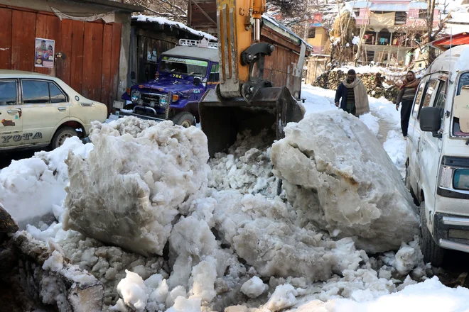 V Pakistanu je najhuje v Kašmirju, kjer je po zadnjih podatkih umrlo 62 ljudi, deset jih pogrešajo. FOTO: Reuters