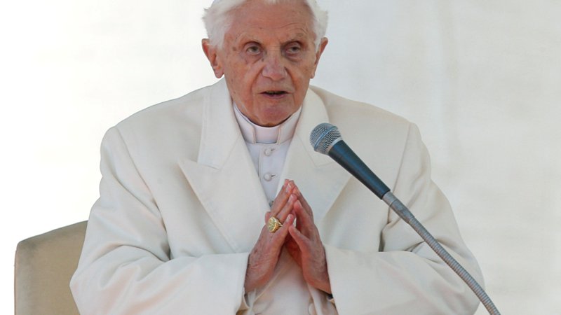 Fotografija: Benedikt je vedel, da konservativni kardinal Robert Sarah piše knjigo o duhovniškem celibatu. FOTO: Reuters