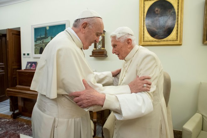 V knjigi je Benedikt predstavljen kot nasprotnik rahljanja pravil celibata za katoliške duhovnike, s čimer naj bi posegel v temo, o kateri naj bi v nekaj tednih odločil papež Frančišek. FOTO: Reuters