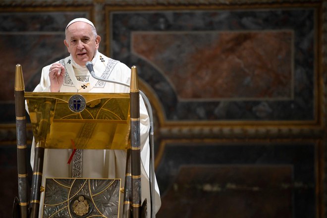 Papež Frančišek naj bi v prihodnjih tednih sprejel odločitev glede vključevanja poročenih moških v duhovništvo. FOTO: AFP