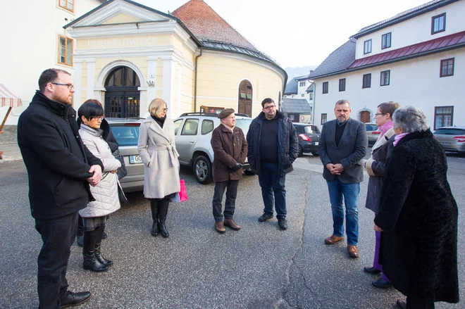 Zoran Poznič s predstavniki idrijske in cerkljanske občine ter lokalnih inštitucij. FOTO: Bojan Tavčar