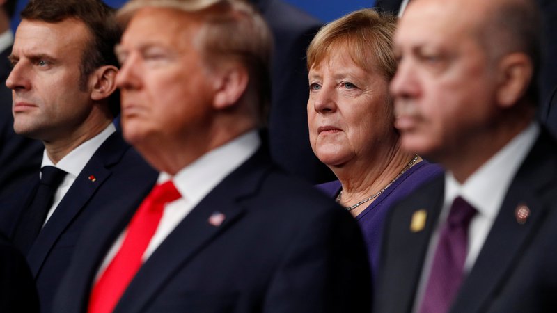 Fotografija: Francoski predsednik Emmanuel Macron, ameriški predsednik Donald Trump in nemška kanclerka Angela Merkel med nedavnim vrhom zveze Nato v Londonu. Foto: Peter Nicholls/Reuters