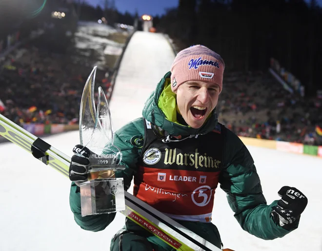 Karl Geiger je v Predazzu prevzel vodstvo v skupni razvrstitvi za svetovni pokal. FOTO: AFP