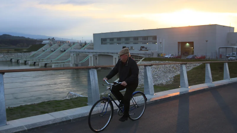 Fotografija: Do leta 2023 bodo iskali način, kako izničiti negativne vplive hidroelektrarne na okolje. FOTO: Tomi Lombar/Delo