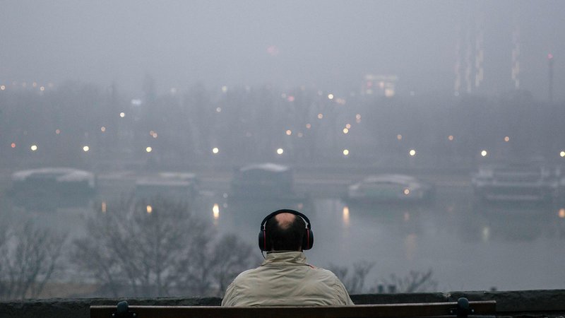 Fotografija: Beograd je namreč te dni med desetimi najbolj onesnaženimi mesti na svetu. Nedavno tega je bil prvi. Zdaj je na prvem mestu Sarajevo. FOTO: Vladimir Zivojinovic/AFP