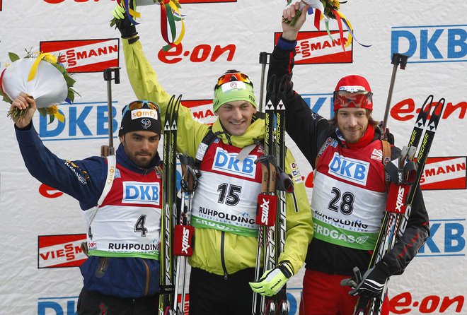 Vodilni slovenski biatlonec se je prav v Ruhpoldingu, leta 2012, veselil svojega prvega naslova svetovnega prvaka. Ob njem sta bila na razglasitvi še drugouvrščeni Simon Fourcade iz Francije (levo) ter bronasti Čeh Jaroslav Soukup. FOTO: Reuters
