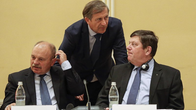 Fotografija: Trije od petih poslancev v tekmi za predsednika podpirajo Erjavca (v sredini), ki sta ga izzvala Aleksandra Pivec in Borut Stražišar.
FOTO: Jože Suhadolnik/Delo