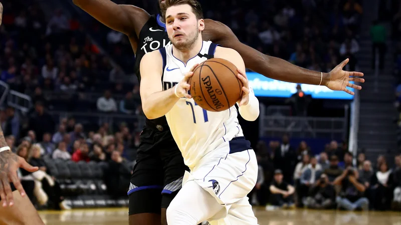 Fotografija: Luka Dončić se je s soigralci veselil nove zmage. FOTO: AFP
