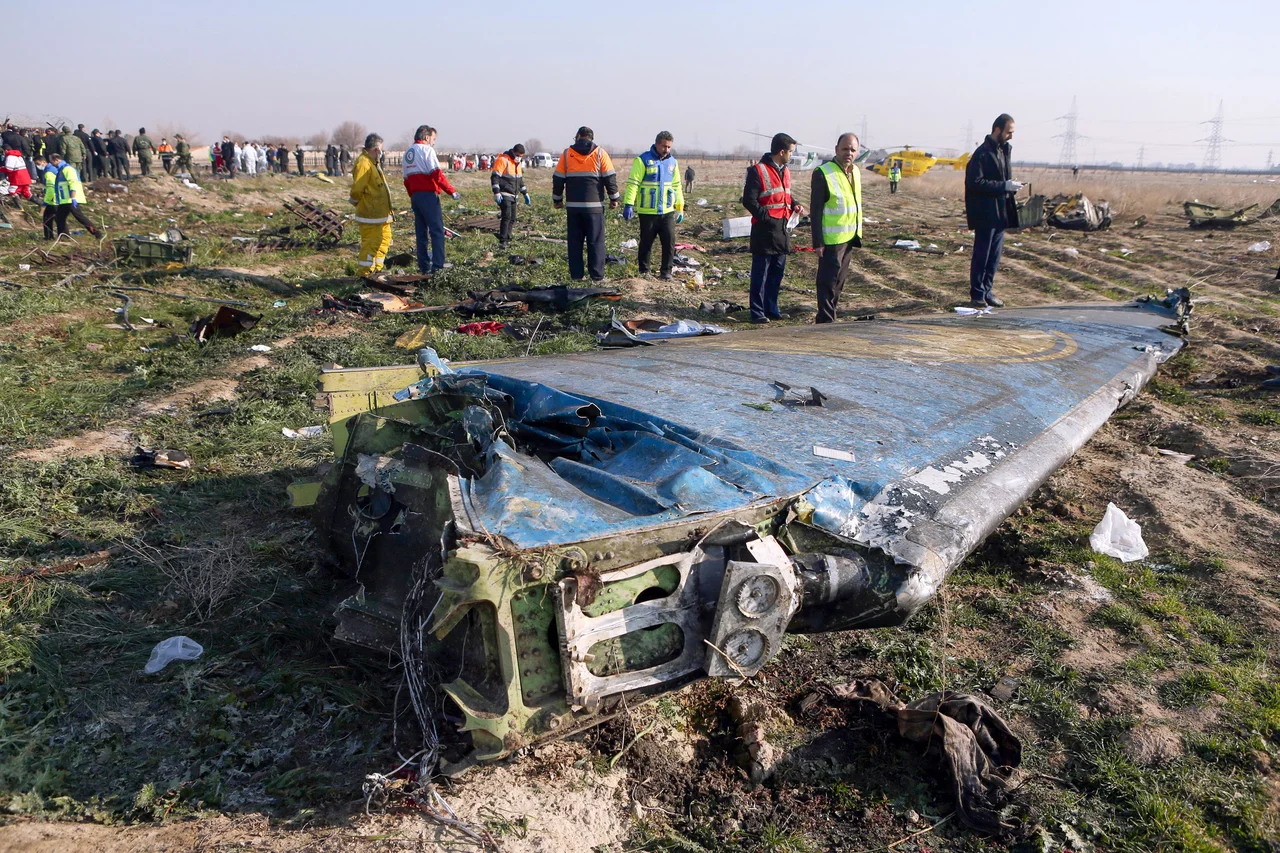 Fotografija: Uradna obrazložitev Irana ostaja, da so letalo sestrelili zaradi napake, zaradi česar so aretirali že več ljudi. FOTO: Akbar Tavakoli/AFP