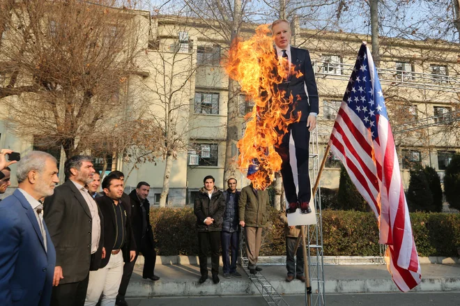 Sežig podobe britanskega veleposlanika Roba Macaira in britanske zastave v Teheranu. FOTO: Atta Kenare/AFP
