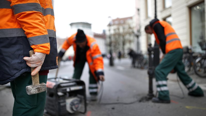 Fotografija: Evropska komisija svoje zamisli utemeljuje z logiko, da minimalna plača varuje delavce z nizkimi plačami in majhno pogajalsko močjo. Foto: Blaž Samec/Delo