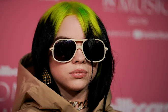 Billie Eilish bo zapela v petindvajsetem filmu iz franšize o tajnem agentu Jamesu Bondu. FOTO: Mike Blake/Reuters