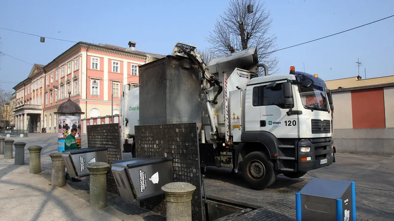 Po zgledu na podzemne zbiralnice odpadkov naj bi v večjih stanovanjskih naseljih kmalu dobili še nadzemne. FOTO: Blaž Samec/Delo