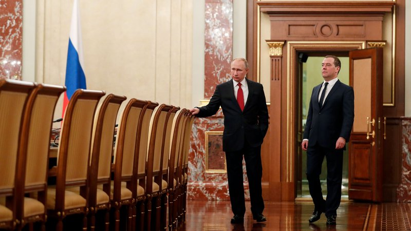 Fotografija: Ruski predsednik Vladmir Putin (levo) ter premier v odhodu Dmitrij Medvedjev. FOTO: Dmitry Astakhov/Afp