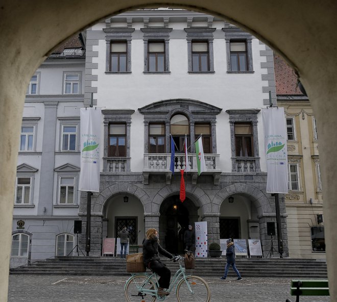 V zgodovinskem atriju ljubljanske mestne hiše si je do 22. januarja možno ogledati tudi razstavo z naslovom Zgodba o kravati. FOTO: Blaž Samec/Delo