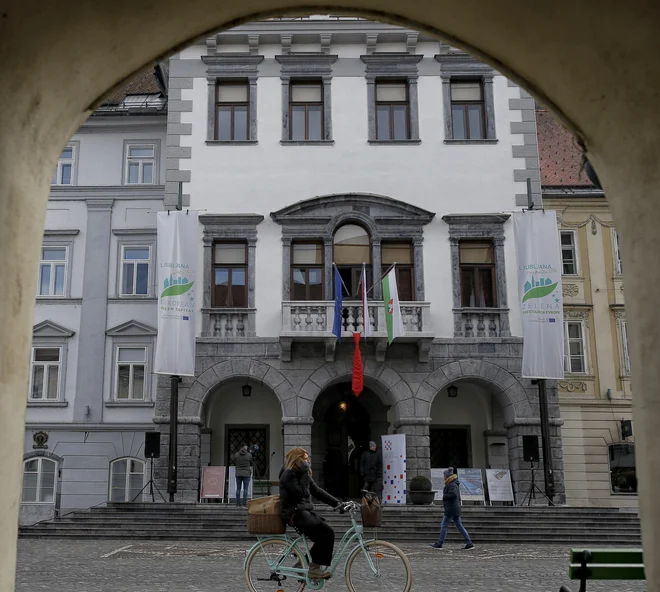 V zgodovinskem atriju ljubljanske mestne hiše si je do 22. januarja možno ogledati tudi razstavo z naslovom Zgodba o kravati. FOTO: Blaž Samec/Delo