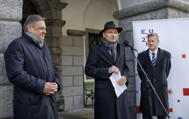 Ob izobešanju kravate so bili pred ljubljansko mestno hišo navzoči hrvaški veleposlanik v Sloveniji <strong>Boris Grigić</strong>, ljubljanski župan <strong>Zoran Janković</strong> in vodja predstavništva Evropske komisije v Sloveniji <strong>Zoran Stanči