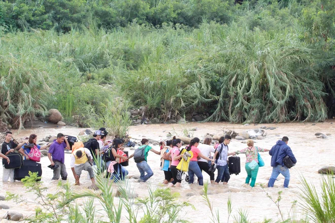 Na meji med Venezuelo in Kolumbijo je nenehno veliko gneče. FOTO: AFP