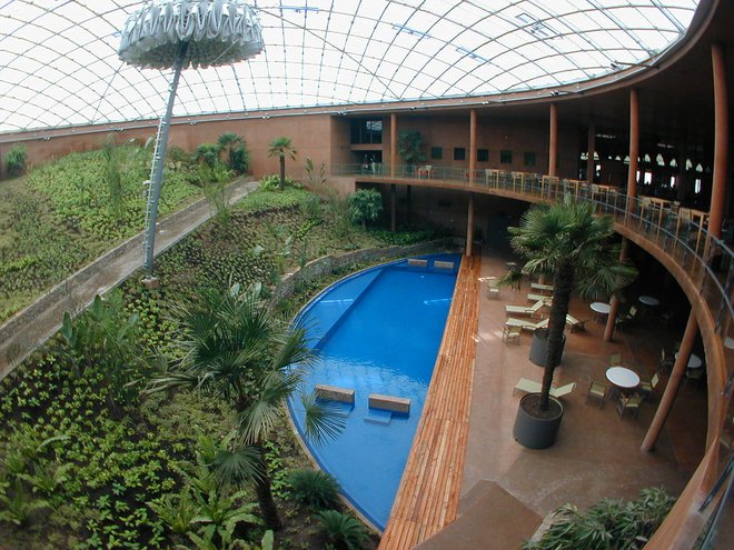 Zelena oaza in bazen pod glavno kupolo.