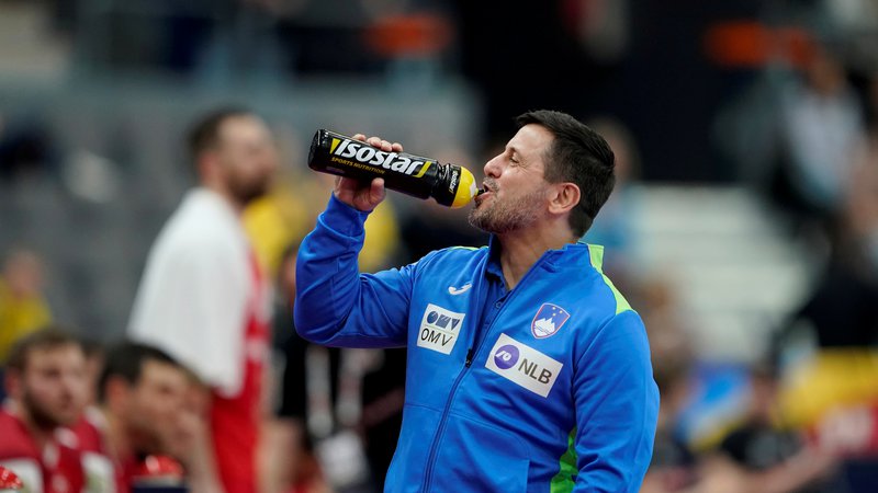 Fotografija: Ljubomir Vranješ uživa pri delu s slovenskimi reprezentanti. FOTO: Reuters