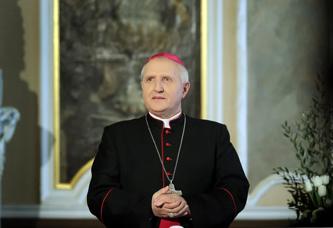 Civilna iniciativa Dovolj.je je danes sklicala novinarsko konferenco, na kateri je nadškofa msgr. Stanislava Zoreta pozvala k odstopu. FOTO: Jože Suhadolnik/Delo