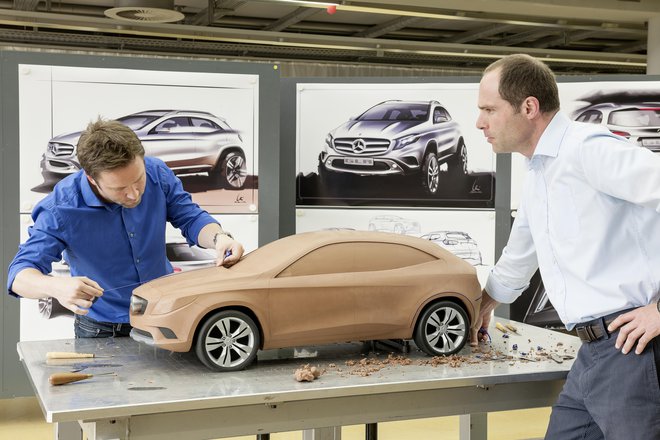 Ko riše našo prihodnost, jo ustvarja zares daleč naprej. »Ravno pred božičem smo imeli pomemben sestanek o družini avtomobilov, ki bo prišla na trg po letu 2025 in bo na cestah vse tja do leta 2032.« FOTO: Daimler
