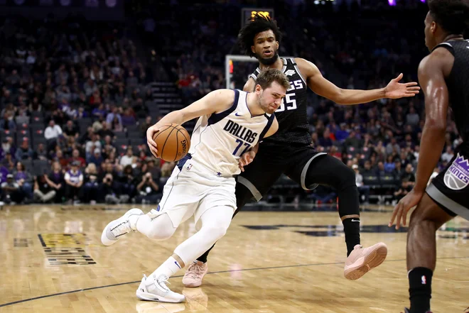 Če ne gre z metom z razdalje, ima Luka Dončić vselej rešitev v prodorih pod koš in podajah. V Sacramentu je blestel v teh prvinah. FOTO: AFP