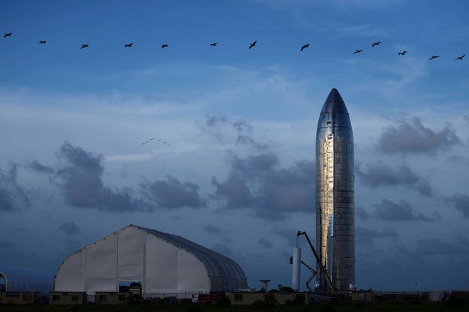 Prototip rakete Starship, s katero bo predvidoma leta 2023 potoval japonski milijarder. FOTO: Reuters