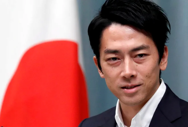 Koizumi bo resda na porodniškem dopustu le dva tedna, a je že to precedens, saj tega pred njim ni storil še noben japonski minister. FOTO: Reuters