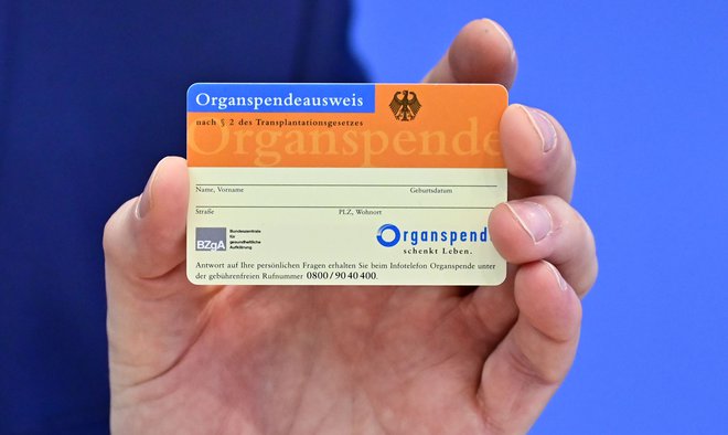 V Nemčiji se bodo darovalci še naprej morali za življenja strinjati z darovanjem organov po smrti, biti vpisani v register in imeti izkaznico darovalca (na posnetku). FOTO: Tobias Schwarz /AFP