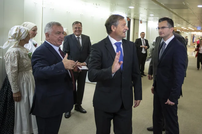 Če bo Erjavec obstal, bo predsedniku vlade Marjanu Šarcu gotovo izstavil račin. Kako visok, ve samo on. Če predsedniško bitko izgubi, je možna njegova politična upokojitev. FOTO: Voranc Vogel/Delo