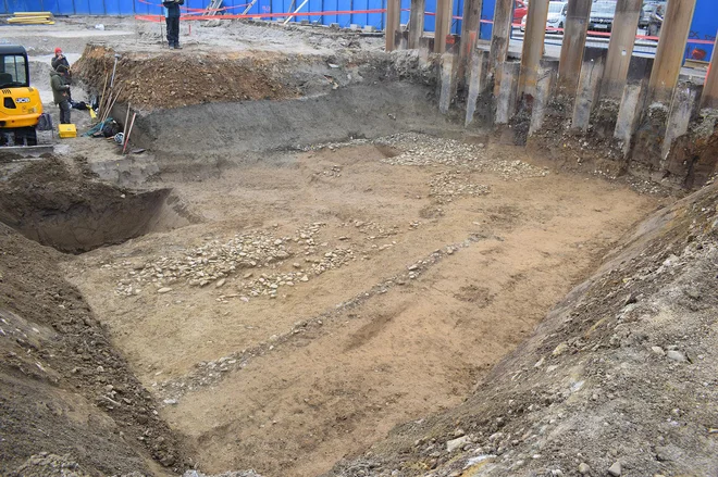 Rimska cesta v Litiji je bila v drugem stoletju zgrajena iz prodnikov in široka vsaj šest metrov. FOTO: Blaž Pižmoh