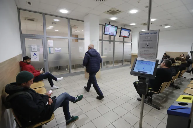 Prostori na Tobačni bodo kmalu prijaznejši do strank, saj bodo uvedli enotni sistem dela za okenci. Foto Leon Vidic