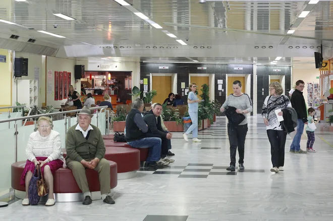 V nekaterih bolnišnicah se že pripravljajo na vložitev tožb na upravno sodišče, sploh zdaj, ko je vladna služba za zakonodajo pričakovano pritrdila mnenju ministrstev, da morajo bolnišnice vrniti denar. FOTO: Leon Vidic/Delo