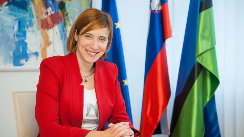 Fotografija: KPK je ugotovil, da je Jasna Gabrič leta 2017 takratnega predsednika nadzornega sveta trboveljske komunale v sporočilih SMS spraševala, za katerega kandidata za direktorja komunale bo glasoval. FOTO: arhiv občine